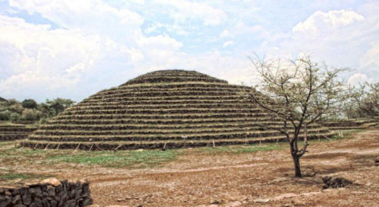 The dominant features at los Guachimontones are circular stepped pyramids in the middle of circular building complexes. The 60-foot (18 m) tall pyramid at Circle 2 has 13 high steps leading to an upper level, which was then topped with another 4 high steps. 