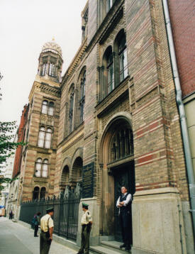 Berlin's surviving synagogue guarded