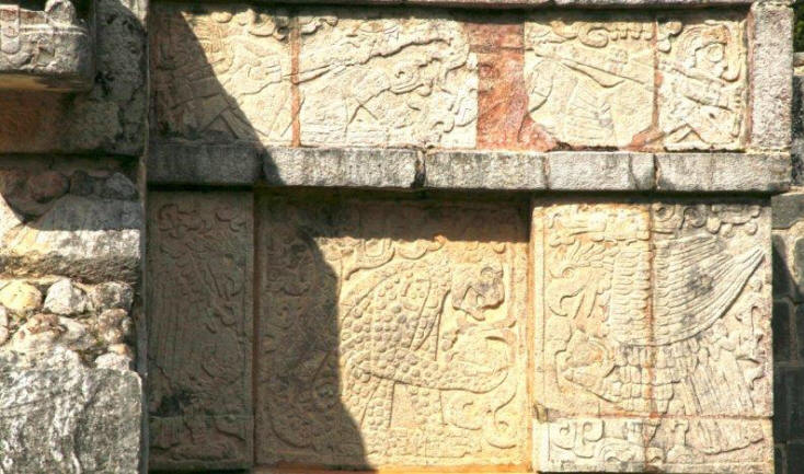 Chich�n Itz� - The Platform of Eagles and Jaguars 