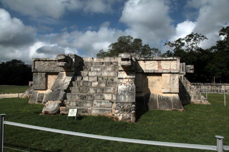 Chich�n Itz� - The Platform of Eagles and Jaguars 