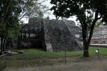 Chich�n Itz� - The Temple of the Big Tables by Dorothy and Bill Bell
