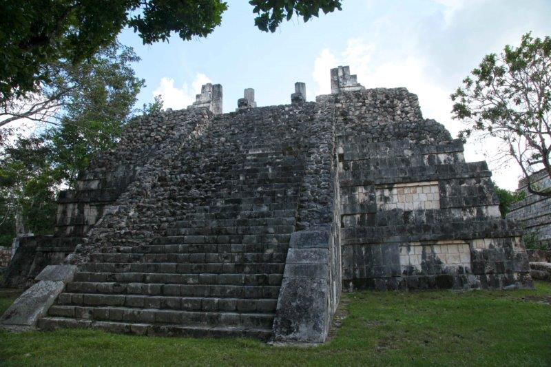 Chich�n Itz� - The Temple of the Big Tables by Dorothy and Bill Bell