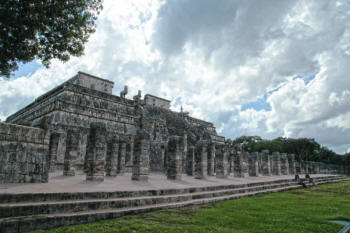 Chich�n Itz� - The Plaza of a Thousand Columns by Dorothy and Bill Bell