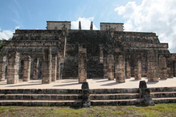 Chich�n Itz� - The Plaza of a Thousand Columns by Dorothy and Bill Bell