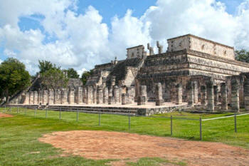 Chich�n Itz� - The Plaza of a Thousand Columns by Dorothy and Bill Bell