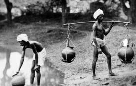 Crrying water in India - 1886 Photography by Penn